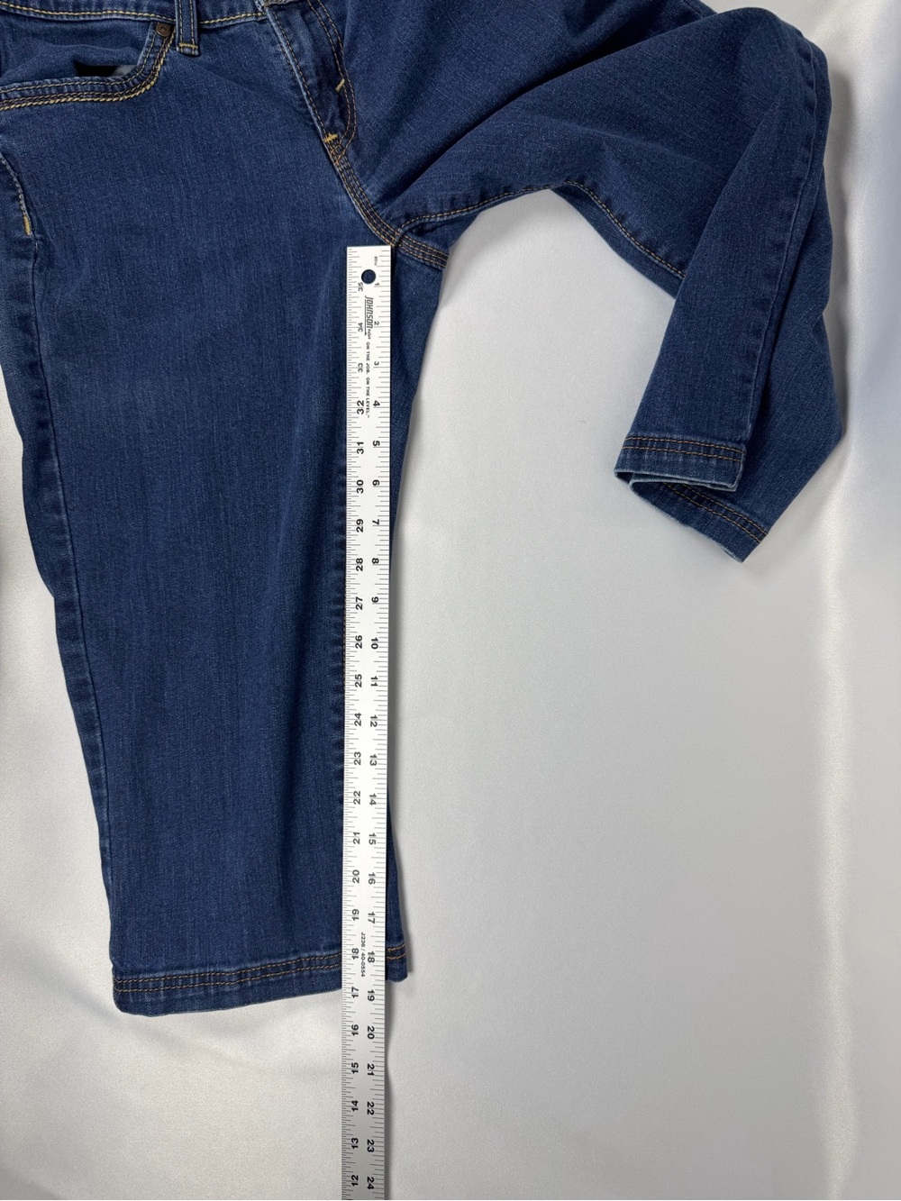 Levi’s Women’s Dark Blue Capri Jeans Size 8 - Picture 8 of 9